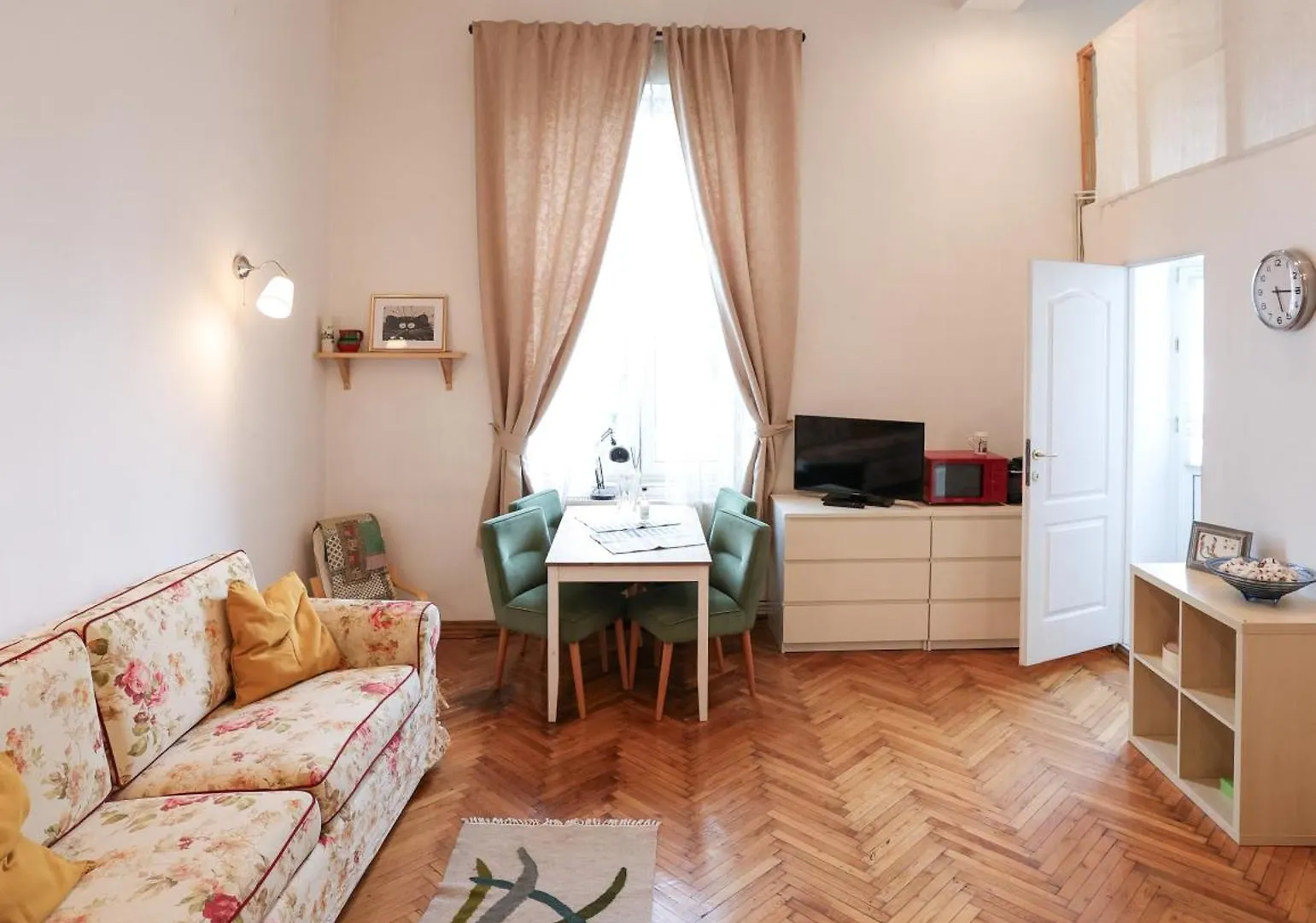 Fatcat Central Studio Bucarest 0*,